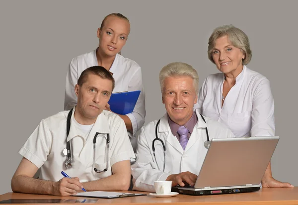 Médicos na mesa com laptop — Fotografia de Stock