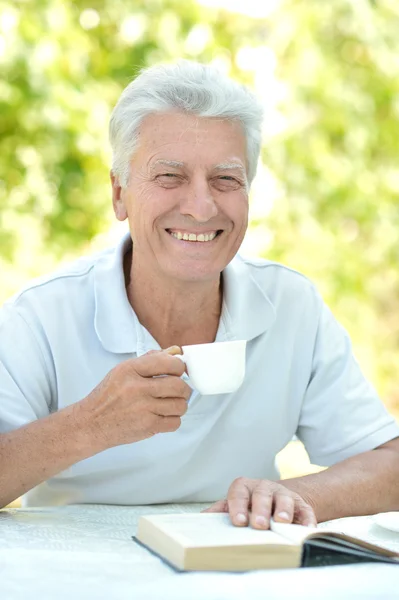 Homme plus âgé avec le livre — Photo