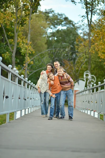 Familie geht im Park spazieren — Stockfoto