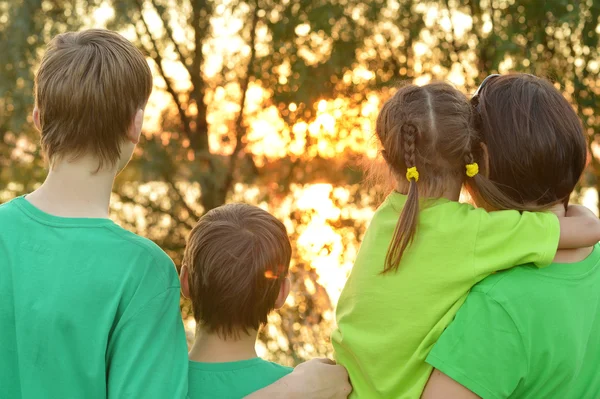 Mamma med barn i park — Stockfoto