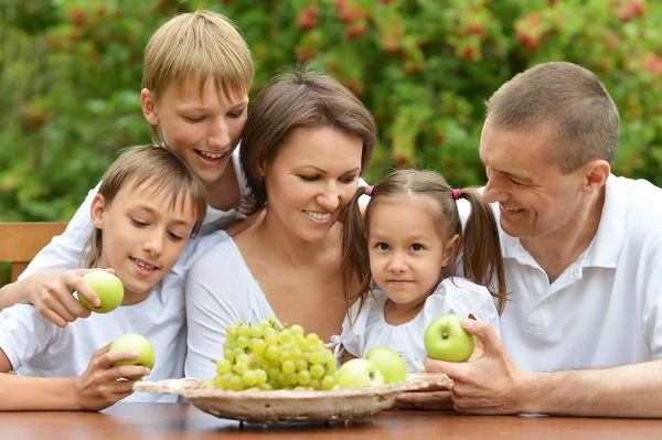 Семья из пяти человек ест фрукты — стоковое фото