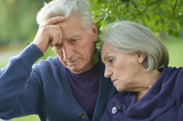 Triste casal idoso ao ar livre — Fotografia de Stock
