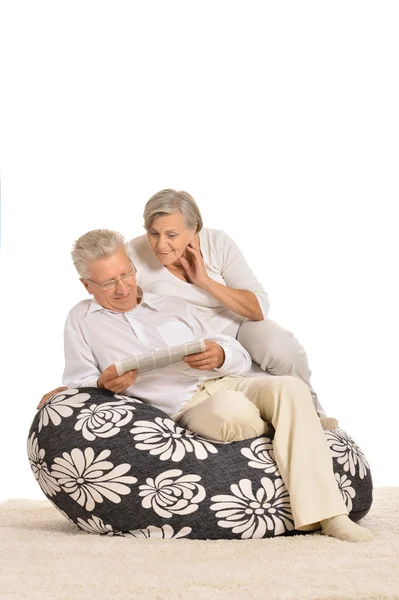 Bejaarde echtpaar lezing newspapper — Stockfoto