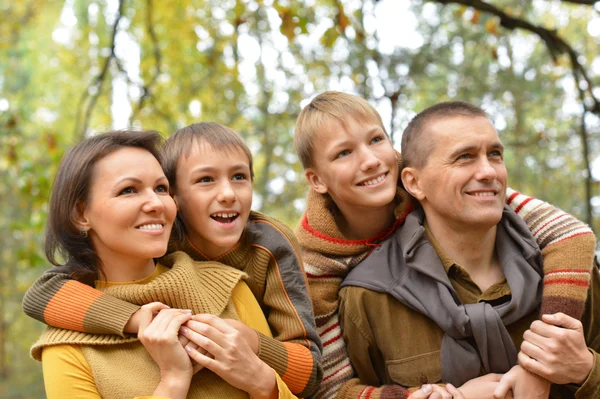 Familie in herfstpark — Stockfoto