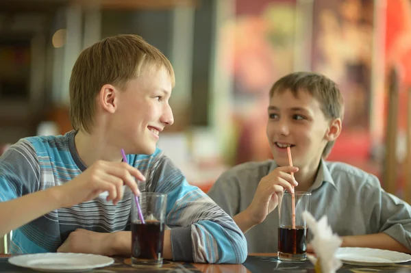 Dois meninos bebendo coca — Fotografia de Stock