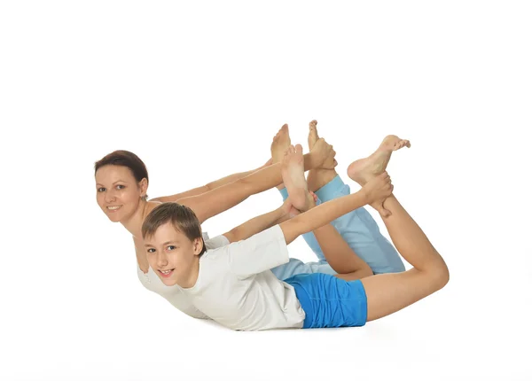 Mère et fils faisant des exercices — Photo