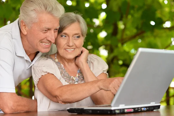 Casal de idosos com laptop — Fotografia de Stock