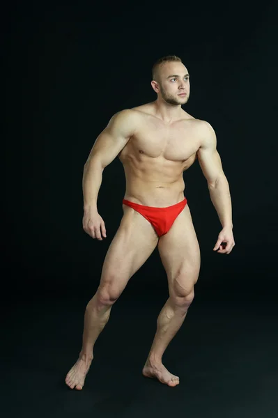 Bodybuilder poseren zijn spieren — Stockfoto