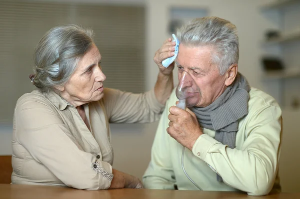 Enfermo Pareja mayor con inhalador — Foto de Stock