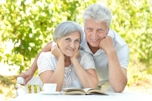 Casal mais velho lendo um livro — Fotografia de Stock