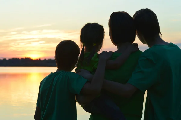 Familjen nära floden — Stockfoto