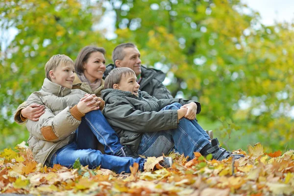 Sonbahar parkında bir aile — Stok fotoğraf