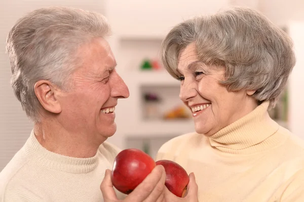 Elderly couple with apples — Stock Photo, Image