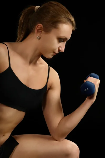 Allenamento donna con manubri — Foto Stock