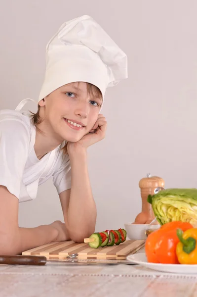 Joven chef con ensalada — Foto de Stock