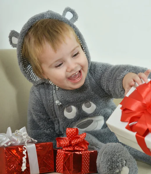 Menino com presentes — Fotografia de Stock