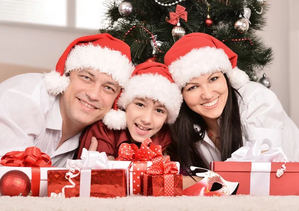 Famille avec cadeaux de Noël — Photo