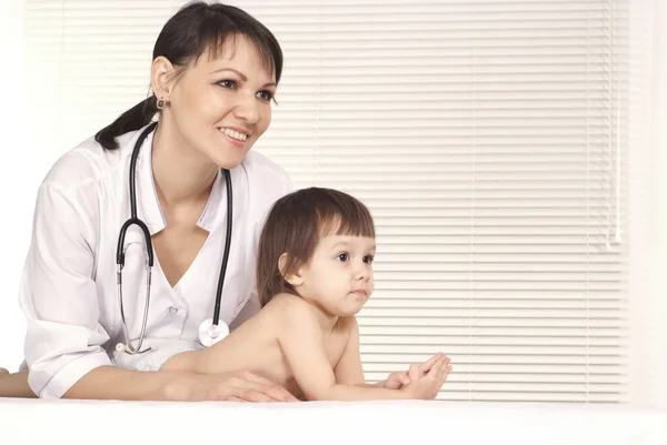 Docteur avec petite fille — Photo