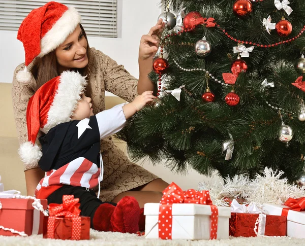 Mãe com menino perto da árvore de Natal — Fotografia de Stock