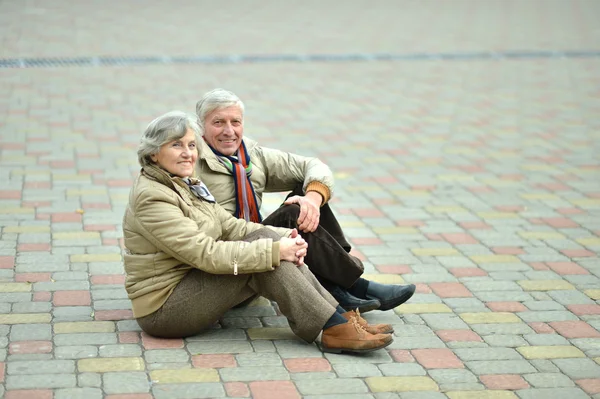 Casal sênior no parque — Fotografia de Stock