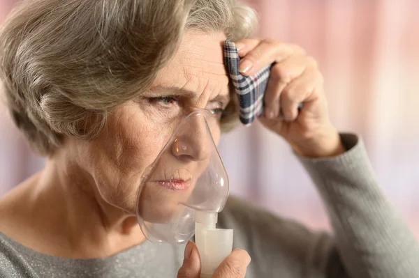 Senior vrouw met inhalator — Stockfoto