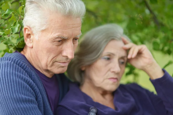 Triest ouderling paar buiten — Stockfoto