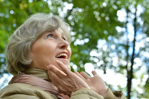 Seniorin im Herbst — Stockfoto