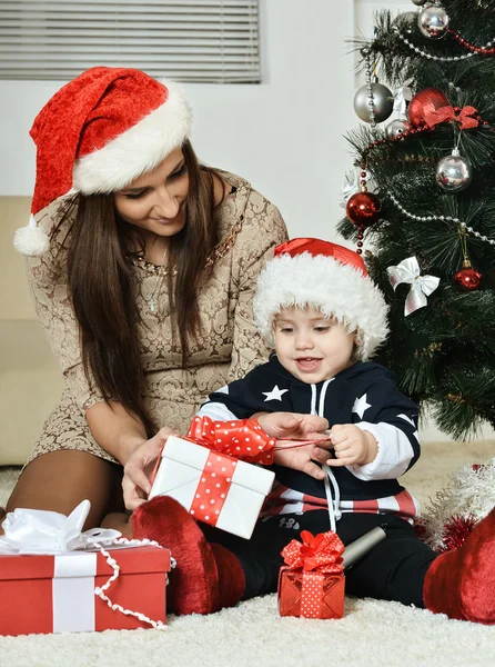 Mère avec garçon près de l'arbre de Noël — Photo