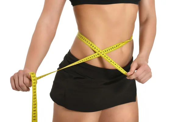 Mulher está medindo sua cintura — Fotografia de Stock
