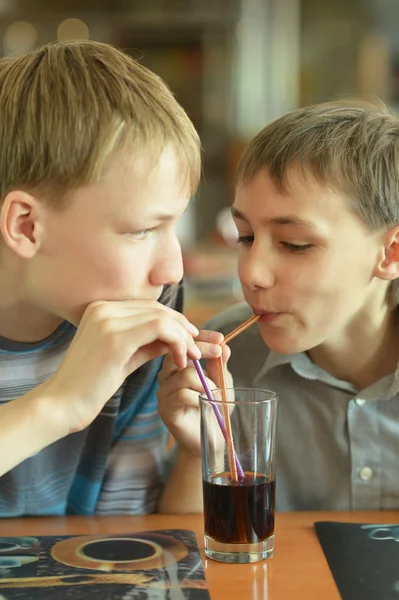 Dva chlapci pít Colu — Stock fotografie
