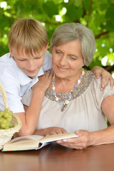 Grand-mère avec petit-fils lecture — Photo