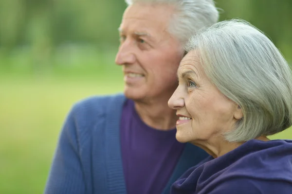 Couple aîné dans le parc — Photo