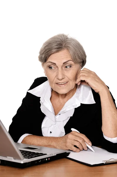Starsza bizneswoman z laptopem — Zdjęcie stockowe