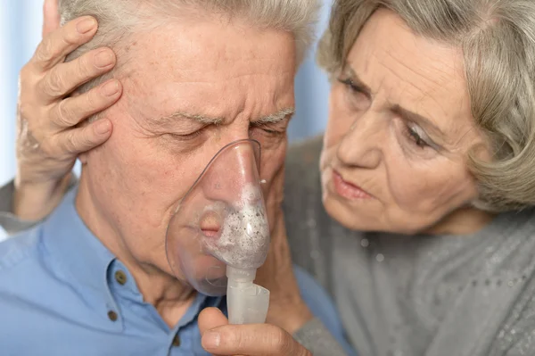 Cuplu în vârstă care face inhalare — Fotografie, imagine de stoc