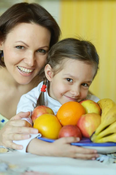 Madre e hija comiendo frutas —  Fotos de Stock