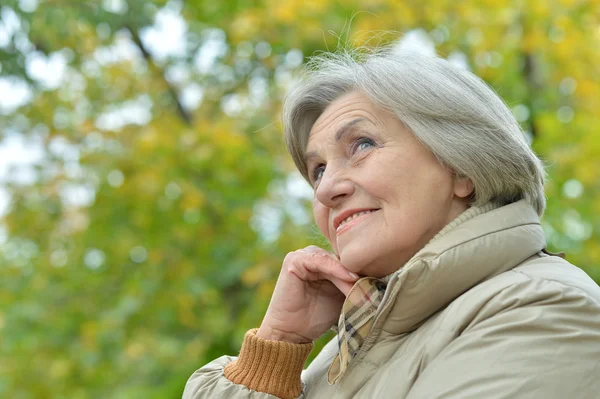 Seniorin im Herbstpark — Stockfoto