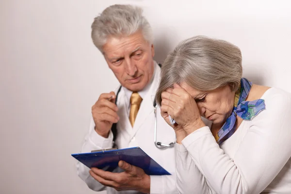 Elderly woman came to the doctor — Stock Photo, Image