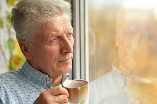 Homme âgé avec une tasse de café — Photo