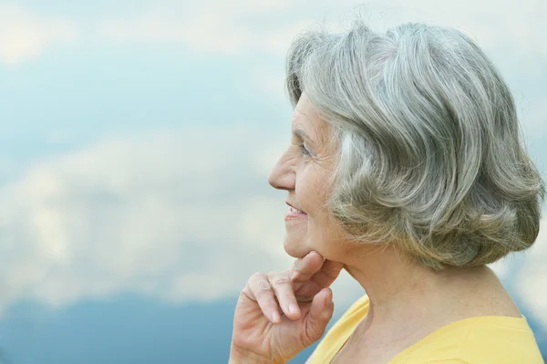Зрелая женщина на фоне неба — стоковое фото