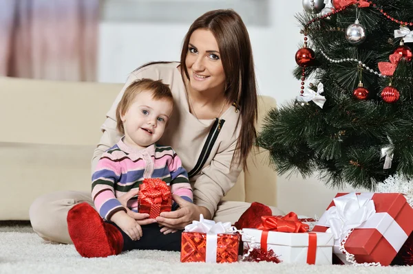 Mor med pojke nära julgran — Stockfoto