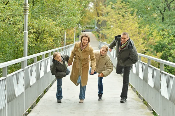 Familia caminando en el parque — Foto de Stock