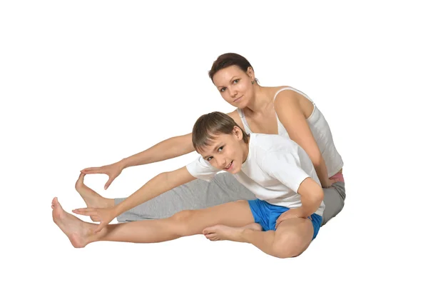 Anne ve oğlu egzersizleri yapıyor — Stok fotoğraf