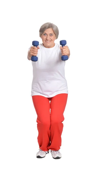 成熟的女人用哑铃锻炼 免版税图库照片