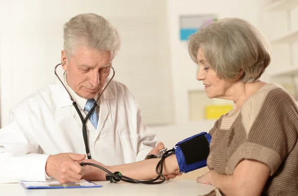 Dokter meten van de bloeddruk van vrouw — Stockfoto