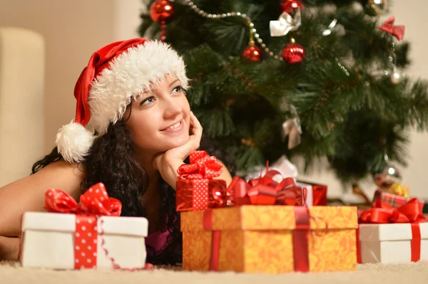Christmas kvinna med presentaskar — Stockfoto