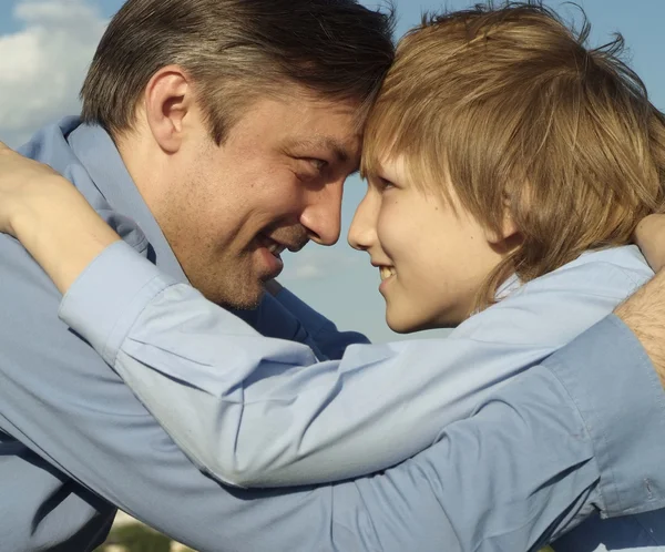 Padre e hijo sobre la naturaleza — Foto de Stock