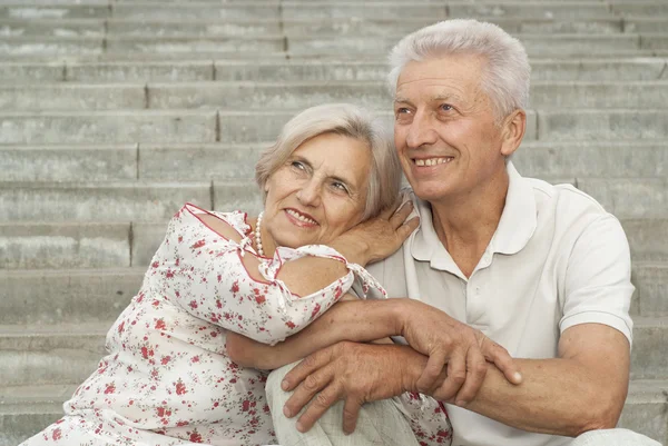 Bejaarde echtpaar op wandeling — Stockfoto