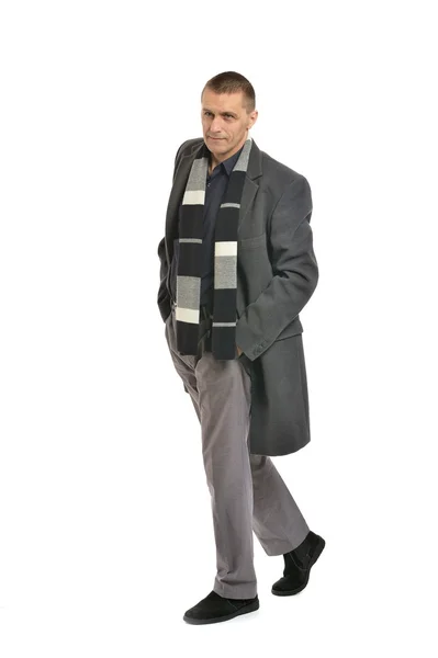 Mann posiert im Mantel — Stockfoto