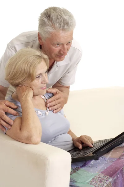 Casal maduro com laptop — Fotografia de Stock