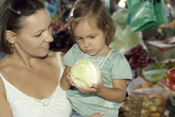 Família no mercado de mantimentos — Fotografia de Stock